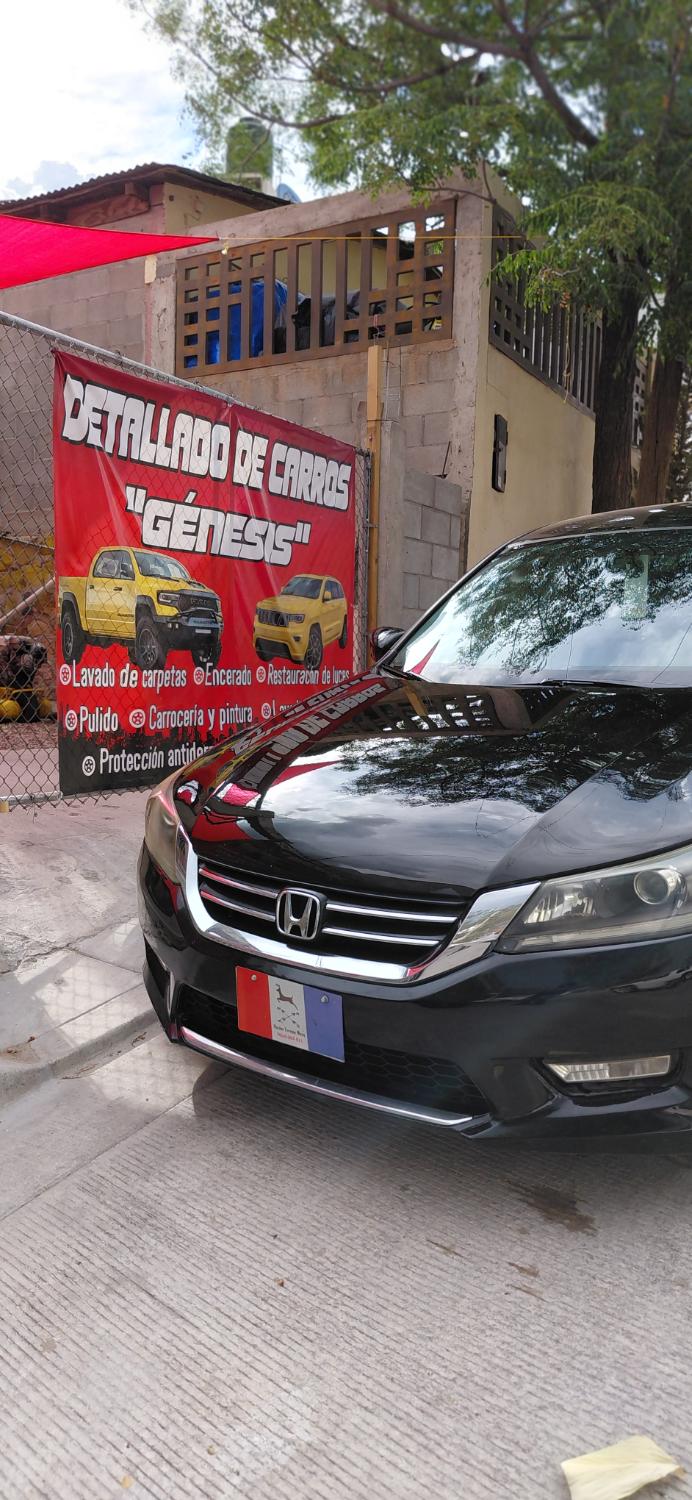 Honda Accord negro con el cofre recién pulido