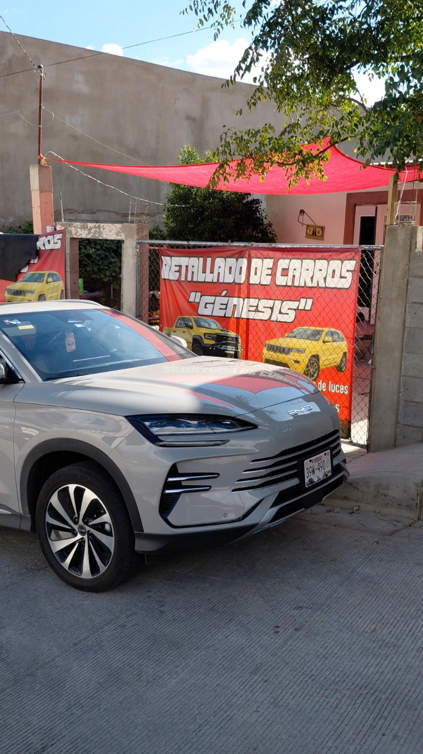 BYD gris frente a la lona del taller