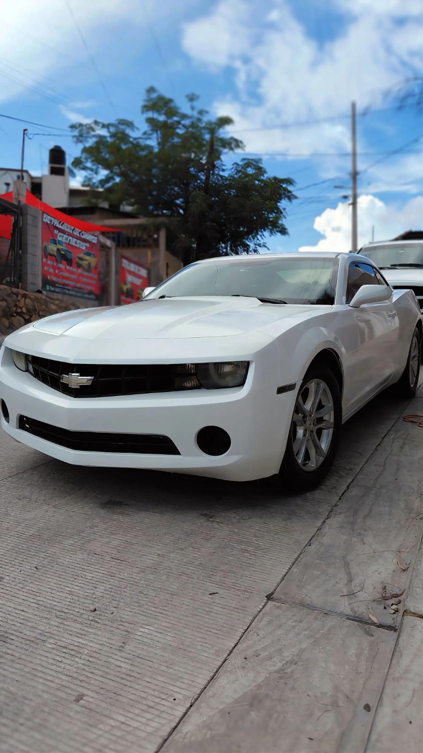 Camaro blanco recién trabajado
