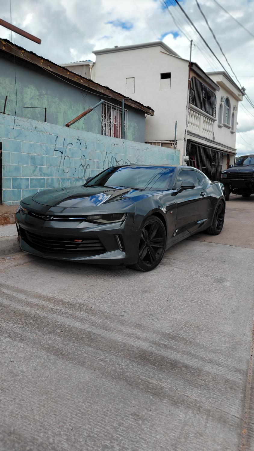 Camaro gris estacionado en la calle