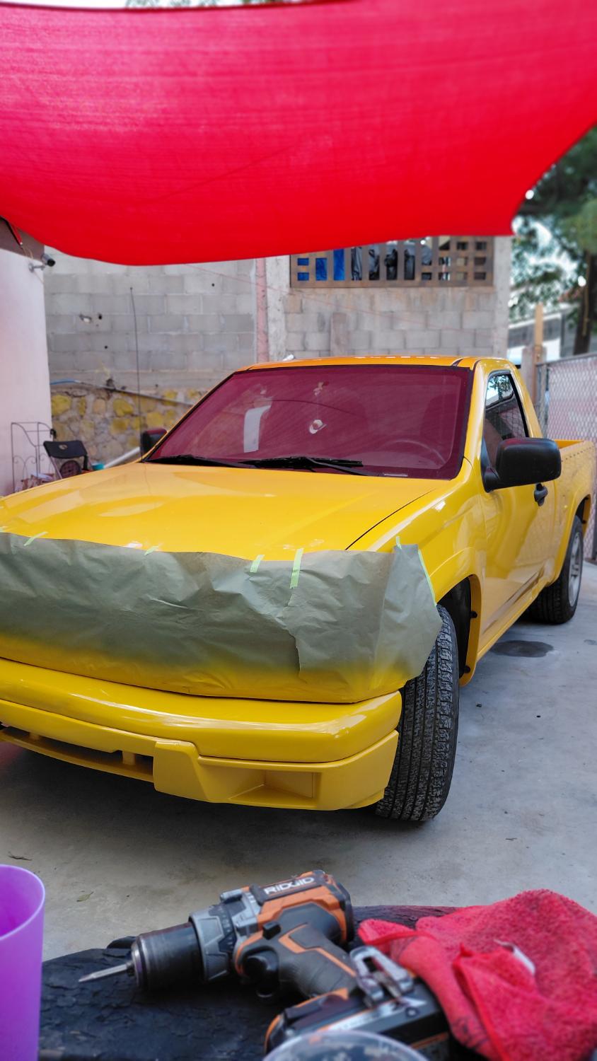 Pickup amarilla con el cofre enmascarado para pintar