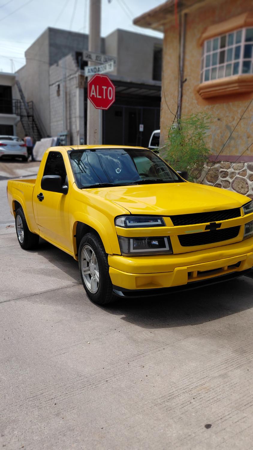 Pickup Colorado amarilla con pintura pareja
