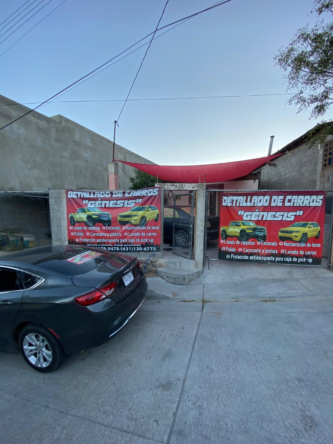 Entrada del taller con las lonas rojas de Detallado Génesis