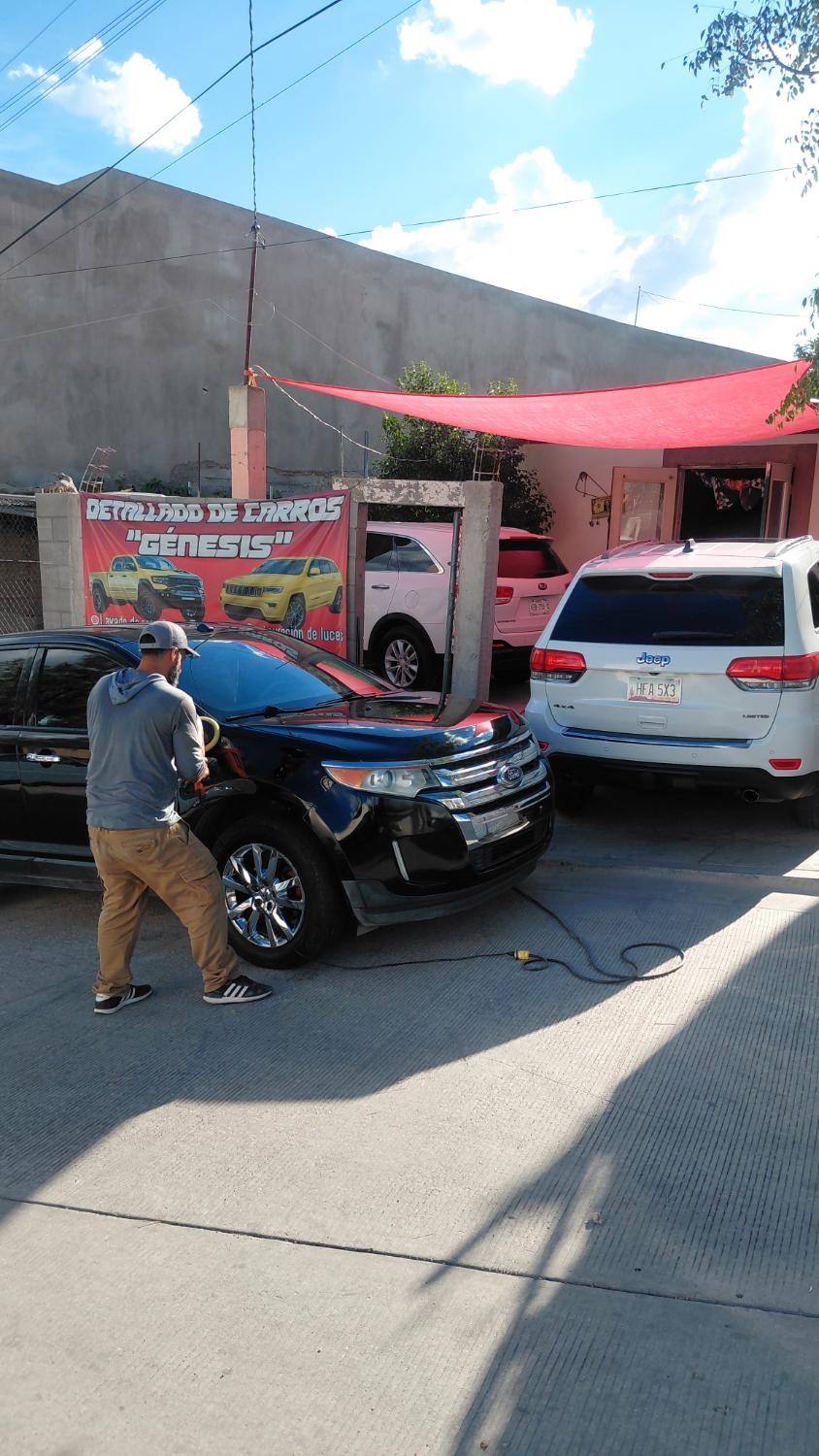 Pulido de una Ford Edge en el patio del taller
