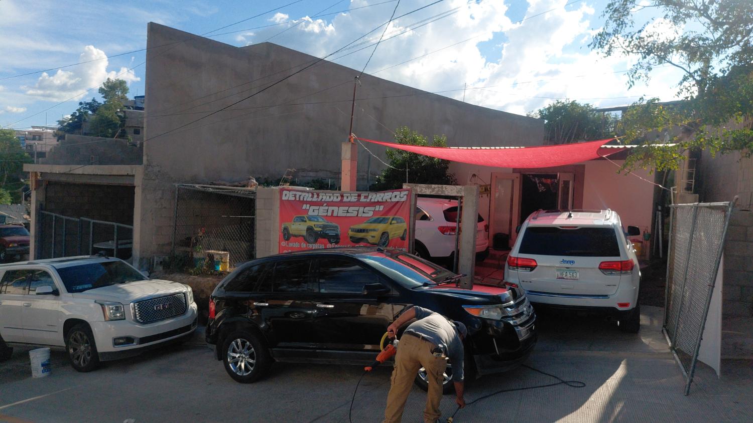 Pulido de una Ford Edge en el patio del taller