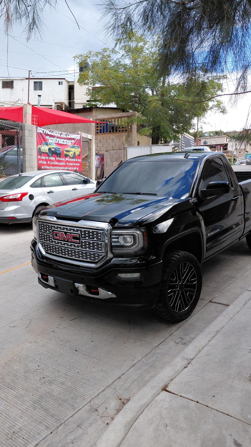 GMC Sierra negra frente al taller