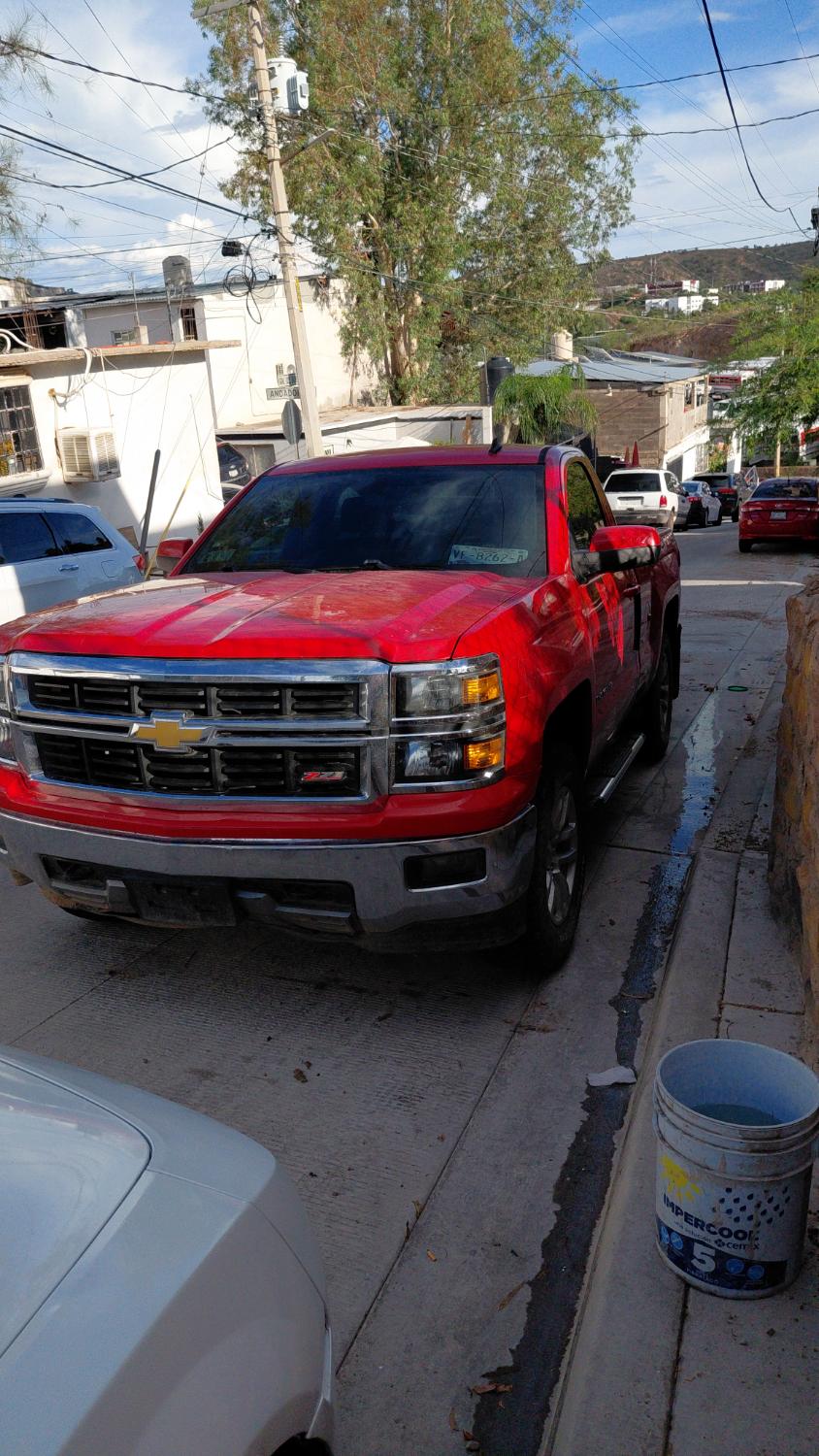 Silverado roja en la calle del taller