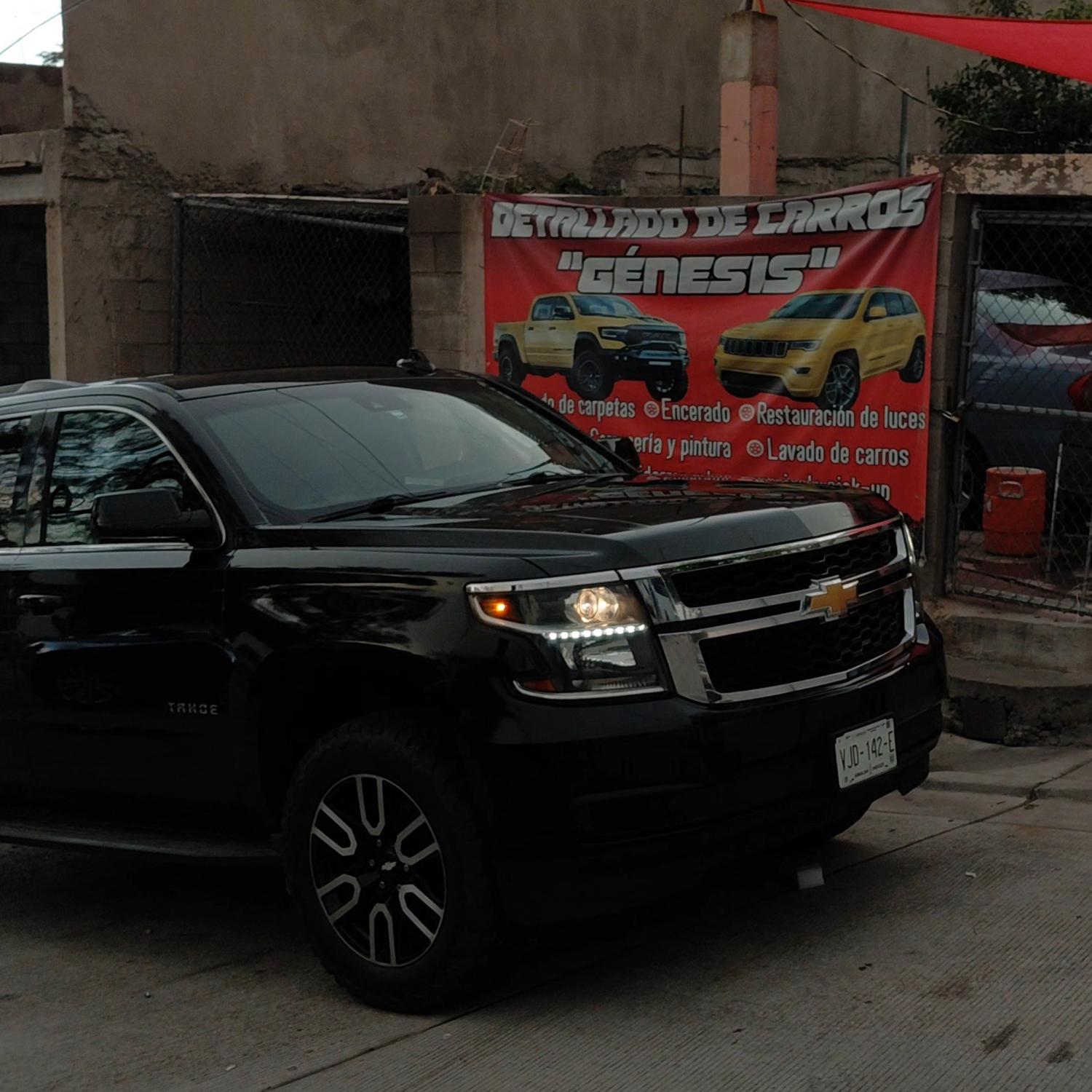 Tahoe negra con faros LED