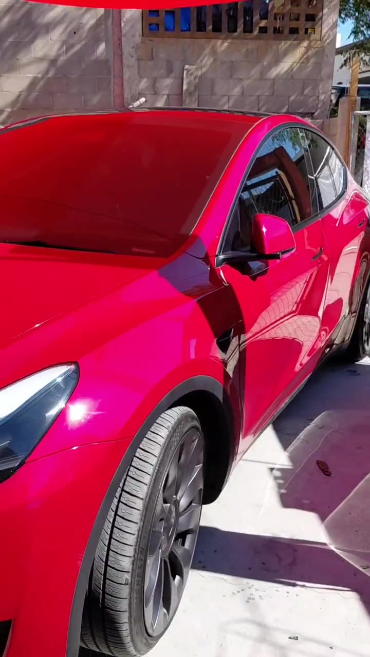 Tesla rojo con la pintura recién pulida